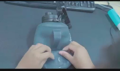 Botella de Agua Plegable 2 Litros — Silicona, Motivacional con Marcas de Tiempo, Para Deporte y Viaje